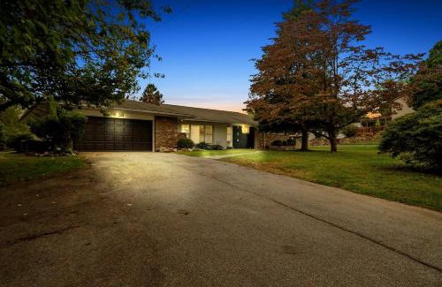 Coatesville Apartamento | Comfort, Fun, & Charming - 5BR Oasis with Pool
