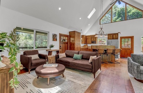 Kaweah Casa | Private Luxe Stay - Family Ready - Sleeps 14! WiFi, AC, BBQ