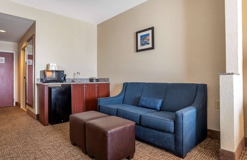 Clinton Hotel | Comfort Inn And Suites