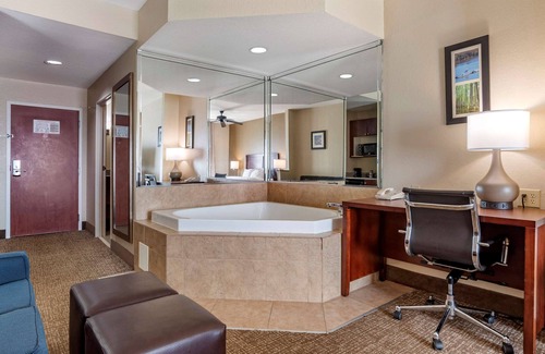 Clinton Hotel | Comfort Inn And Suites