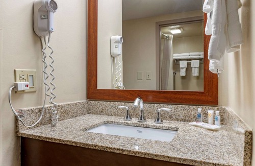 Landen Hotel | Comfort Inn Cincinnati Northeast