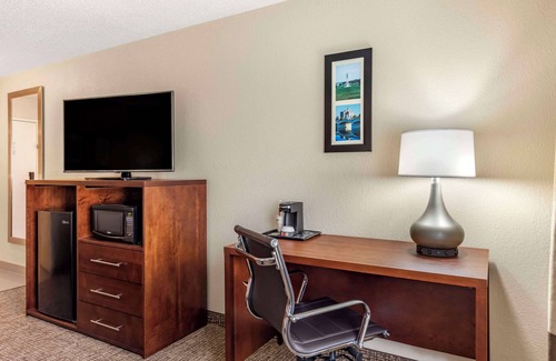 Otterbien Home Hotel | Comfort Inn & Suites Middletown - Franklin