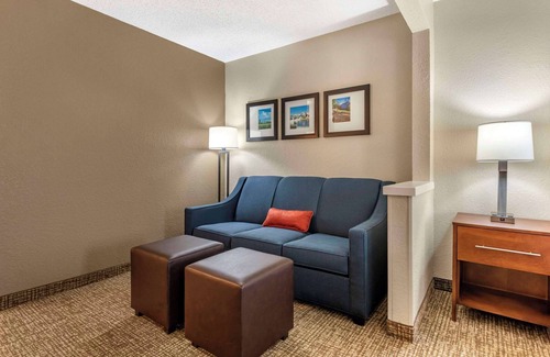 Otterbien Home Hotel | Comfort Inn & Suites Middletown - Franklin