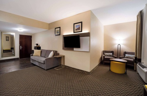 Midway Hotel | Comfort Inn & Suites Midway - Tallahassee West