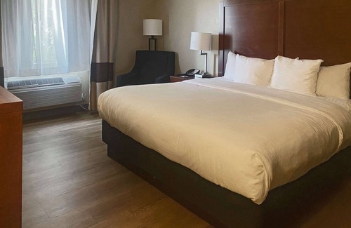 Deer Valley Hotel | Comfort Inn & Suites Phoenix North / Deer Valley