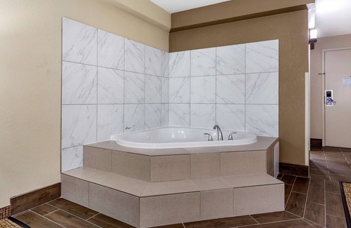 Pine Forest Hotel | Comfort Inn & Suites Spring Lake - Fayetteville near Fort Bragg