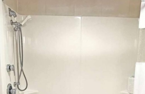 Radnor - Fort Myer Heights Casa | Comfort Meets Affordability at Red Lion Hotel Rosslyn Iwo Jima! Pets Allowed!
