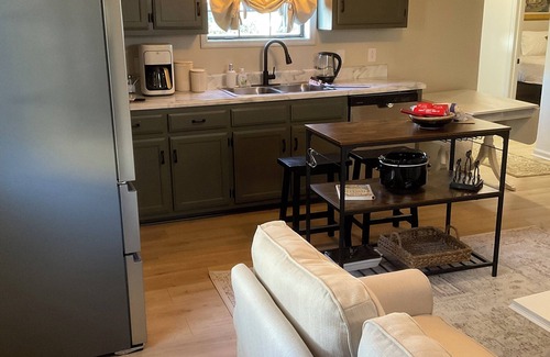 Fayetteville Cabaña | Comfort Rules! Charming 2-bedroom cottage in Fayetteville with AC, WiFi