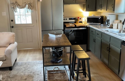 Fayetteville Cabaña | Comfort Rules! Charming 2-bedroom cottage in Fayetteville with AC, WiFi