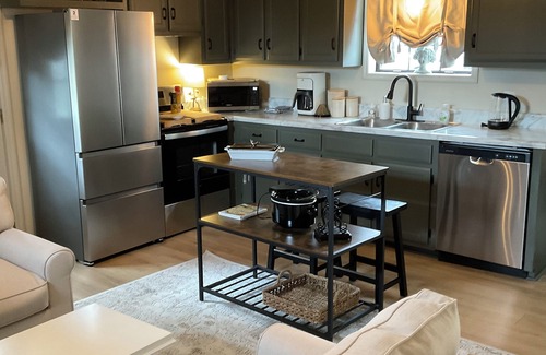 Fayetteville Cabaña | Comfort Rules! Charming 2-bedroom cottage in Fayetteville with AC, WiFi