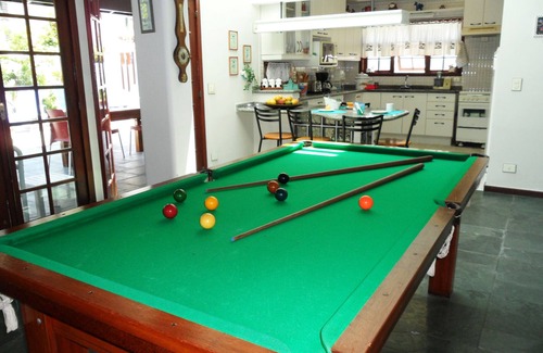 Vista Linda Casa | ¡Comodidad, seguridad y mucho ocio! Casa con piscina - Cond. Hanga Roa - Bertioga