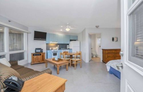 Napeague Apartamento | Comfort Studio Apt w/ Queen Bed & Private Balcony
