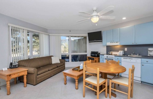 Napeague Apartamento | Comfort Studio Apt w/ Queen Bed & Private Balcony