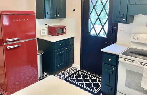 Rhinebeck Casa | Comfort & Style! 1 mile to town center w/ free bikes, huge backyard, no chores!