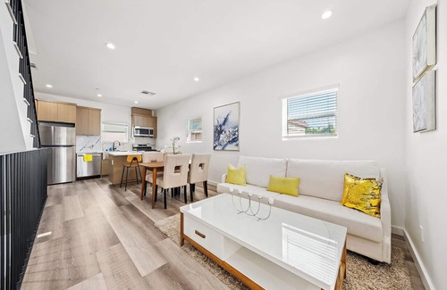 Rampart Village Casa | Comfort Suite Los Angeles
