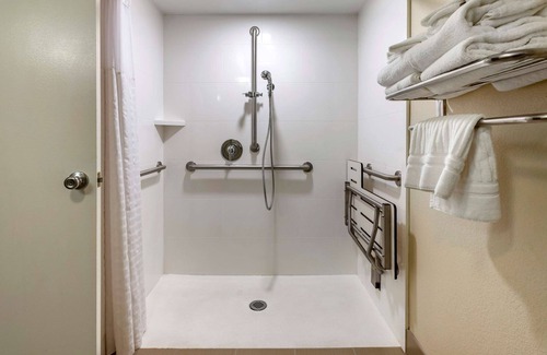 Bethlehem Hotel | Comfort Suites Bethlehem Near Lehigh University and LVI Airport