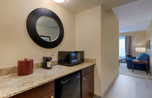 Florida Center Hotel | Comfort Suites Near Universal Orlando Resort