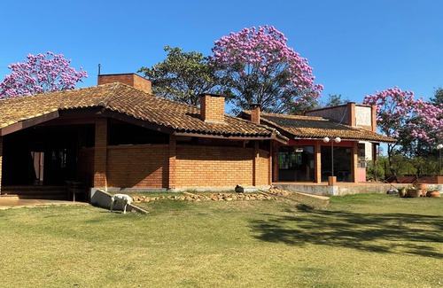 Chapada dos Guimaraes Cabaña | Comfortable country house, parking, garden, SPA, football, 2km from the center.