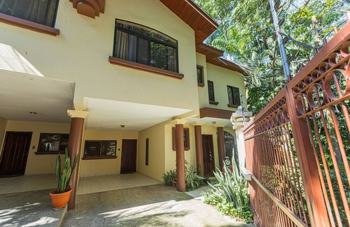 San Pedro Sula Casa | Casa cómoda con 3 habitaciones y baños privados en excelente ubicación.