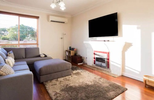 East Victoria Park Casa | Comfortable 2 Bedroom Home in Trendy Victoria Park