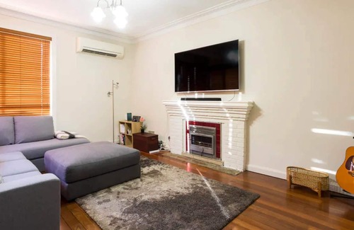 East Victoria Park Casa | Comfortable 2 Bedroom Home in Trendy Victoria Park