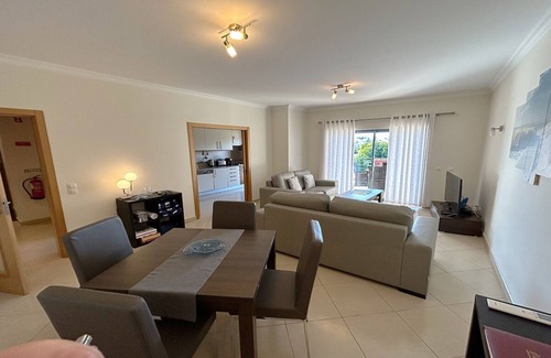 Albardeira Casa | Comfortable 2 Bedroom Apartment w/ WiFi + A/C+ Pool ,15 min Walk to Beach &Town