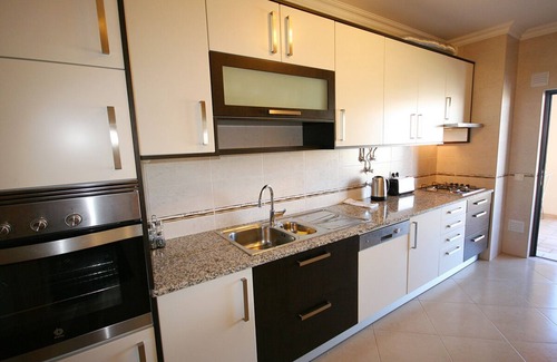 Albardeira Casa | Comfortable 2 Bedroom Apartment w/ WiFi + A/C+ Pool ,15 min Walk to Beach &Town