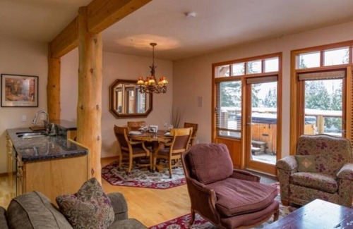 Rossland Condominio | Comfortable 2-bedroom suite!