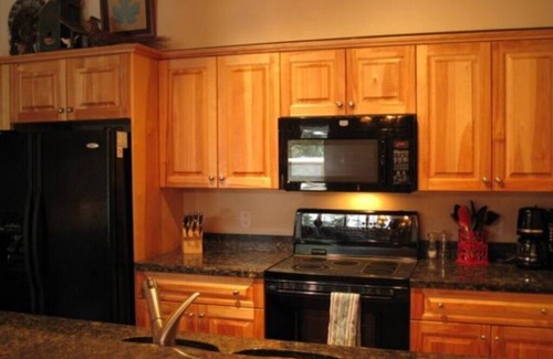 Rossland Condominio | Comfortable 2-bedroom suite!