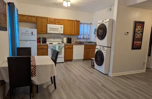 Hampton Apartamento | Comfortable 2-BR apt, WiFi & AC. Between Fort Monroe & Buckroe Beach