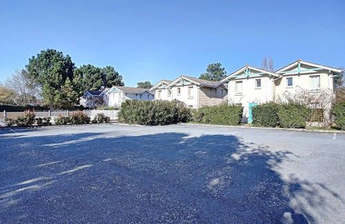 Le Verdon-sur-Mer Casa | Comfortable 2-bedroom house with terrace close to beaches