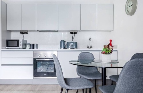 Windlesham Apartamento | Comfortable 2BR Apartment w/ Free Parking