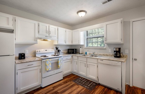 Calhoun Casa | Comfortable 2BR Suite Perfect for Business Travelers