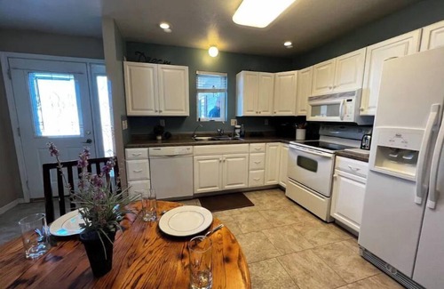Pierre Casa | Comfortable 3 bed/3 bath/garage overlooking Pierre