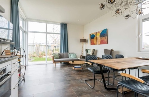 Burgh-Haamstede Casa | Comfortable 4-person chalet with living room with sofa and 2 lovely armchairs, air conditioning, 2 b
