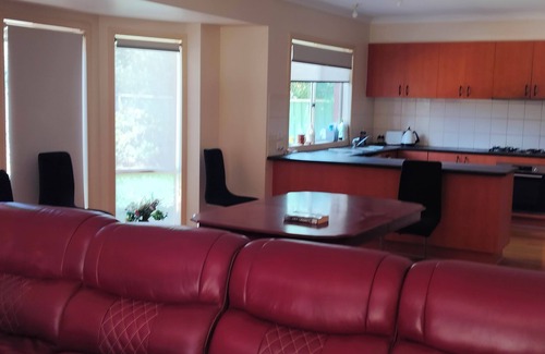 Point Cook Casa | Comfortable 5 Bedroom House Point Cook