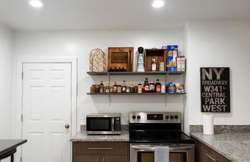 Detroit Casa | Comfortable 6BR Getaway WiFi AC Pet-Friendly
