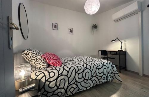 Le Luc Apartamento | Comfortable A C, nice decor