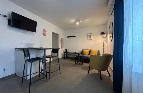 Le Luc Apartamento | Comfortable A C, nice decor