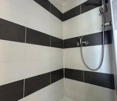 Le Luc Apartamento | Comfortable A C, nice decor