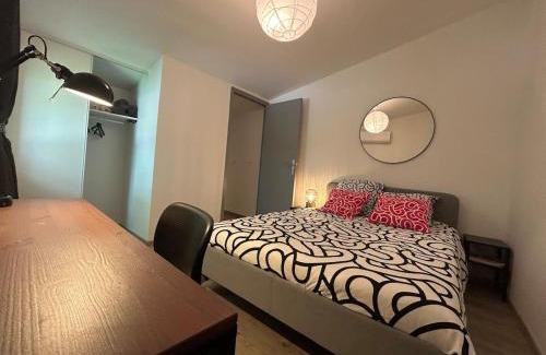 Le Luc Apartamento | Comfortable A C, nice decor