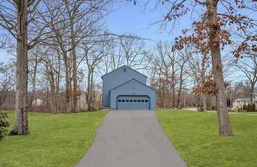 Groton Casa | Comfortable and bright home - near downtown Mystic.