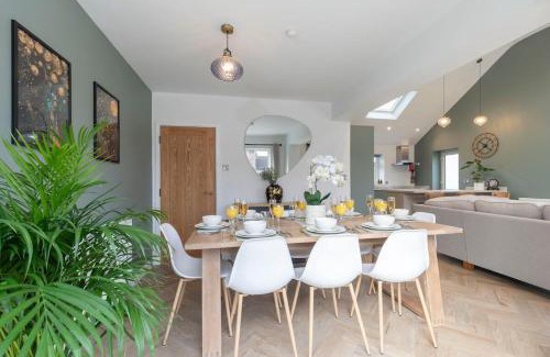 Cheltenham Casa | Comfortable and Contemporary 5-Bed 3 Bathroom Home