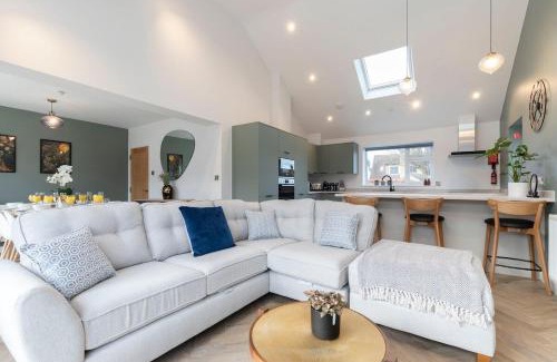 Cheltenham Casa | Comfortable and Contemporary 5-Bed 3 Bathroom Home