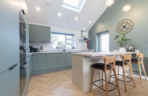 Cheltenham Casa | Comfortable and Contemporary 5-Bed 3 Bathroom Home