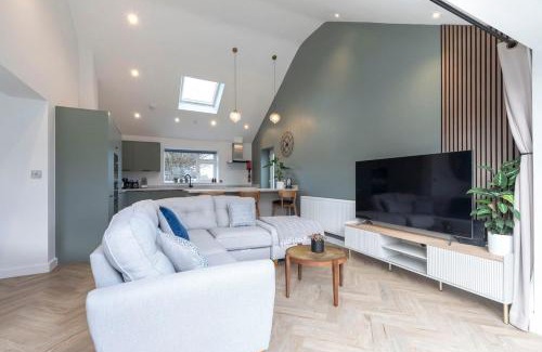 Cheltenham Casa | Comfortable and Contemporary 5-Bed 3 Bathroom Home
