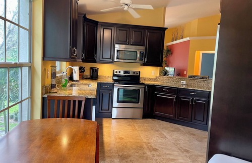 Village Walk Condominio | Comfortable and Convenient condo with Laundry & a pool