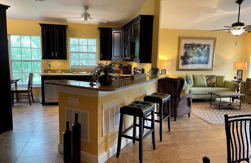Village Walk Condominio | Comfortable and Convenient condo with Laundry & a pool