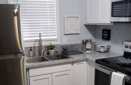 Jackson Apartamento | Comfortable and cozy 2 bedroom, 1 bath apartment nestled in Midtown.