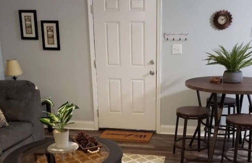 Jackson Apartamento | Comfortable and cozy 2 bedroom, 1 bath apartment nestled in Midtown.